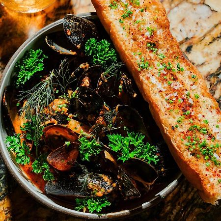 华盛顿特区真诚住宿 华盛顿哥伦比亚 外观 照片 A bowl of mussels with a slice of garlic bread