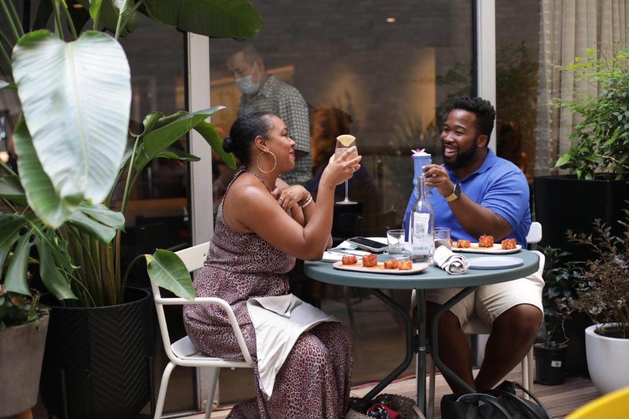 华盛顿特区真诚住宿 华盛顿哥伦比亚 外观 照片 A couple eating at a restaurant