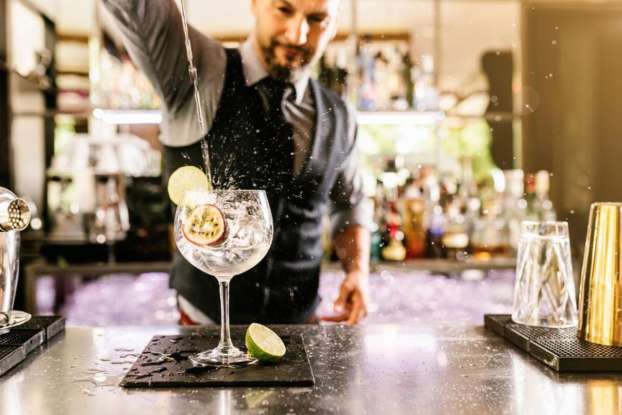 华盛顿特区真诚住宿 华盛顿哥伦比亚 外观 照片 A bartender preparing a cocktail