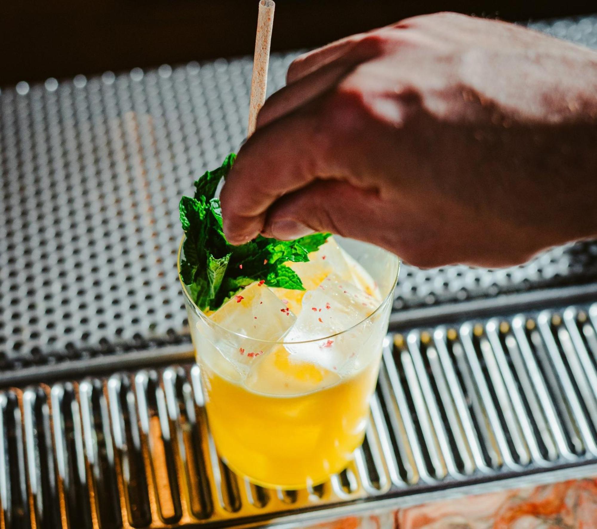 华盛顿特区真诚住宿 华盛顿哥伦比亚 外观 照片 A bartender garnishes a cocktail with mint.