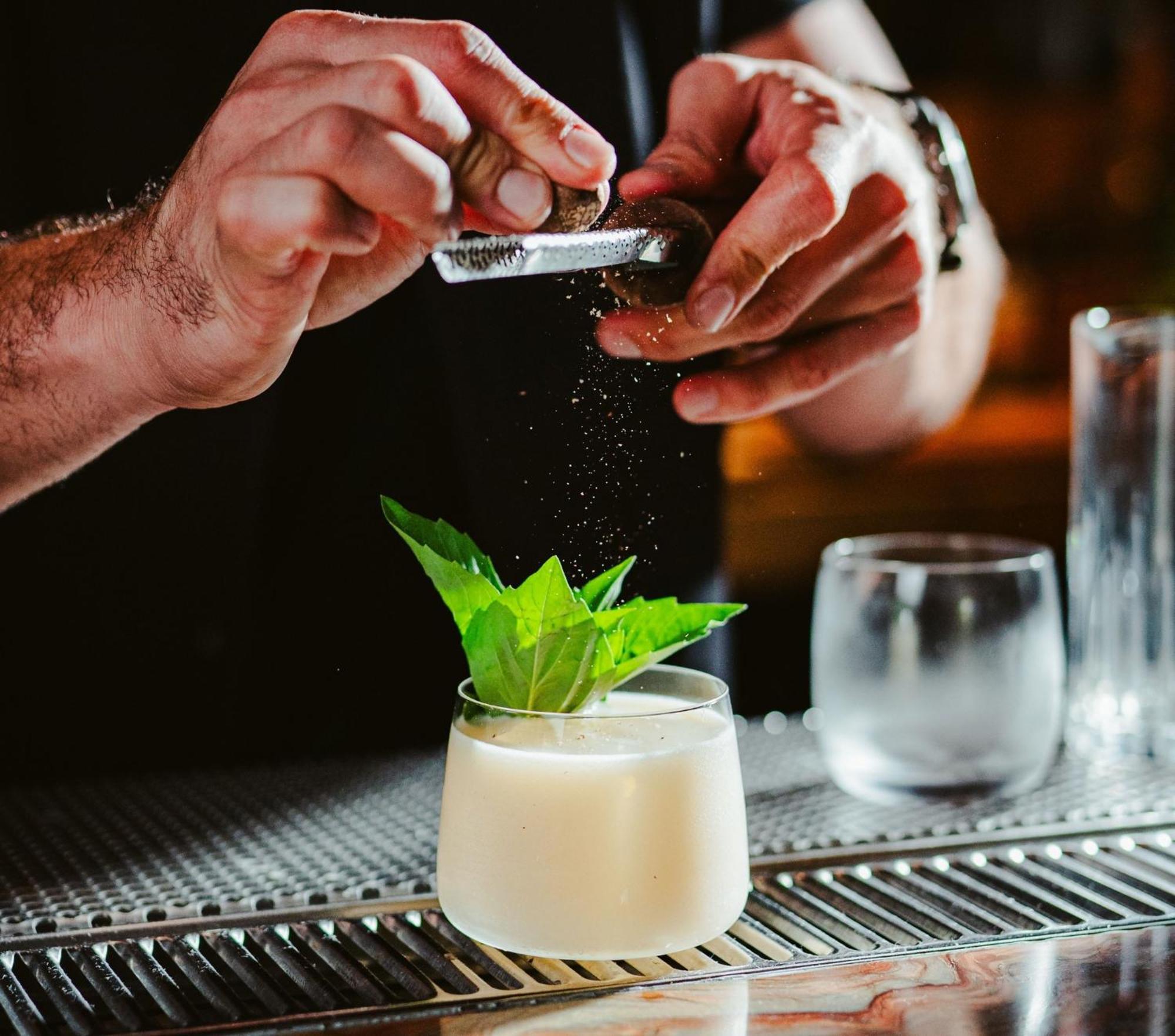 华盛顿特区真诚住宿 华盛顿哥伦比亚 外观 照片 A bartender grating nutmeg over a cocktail