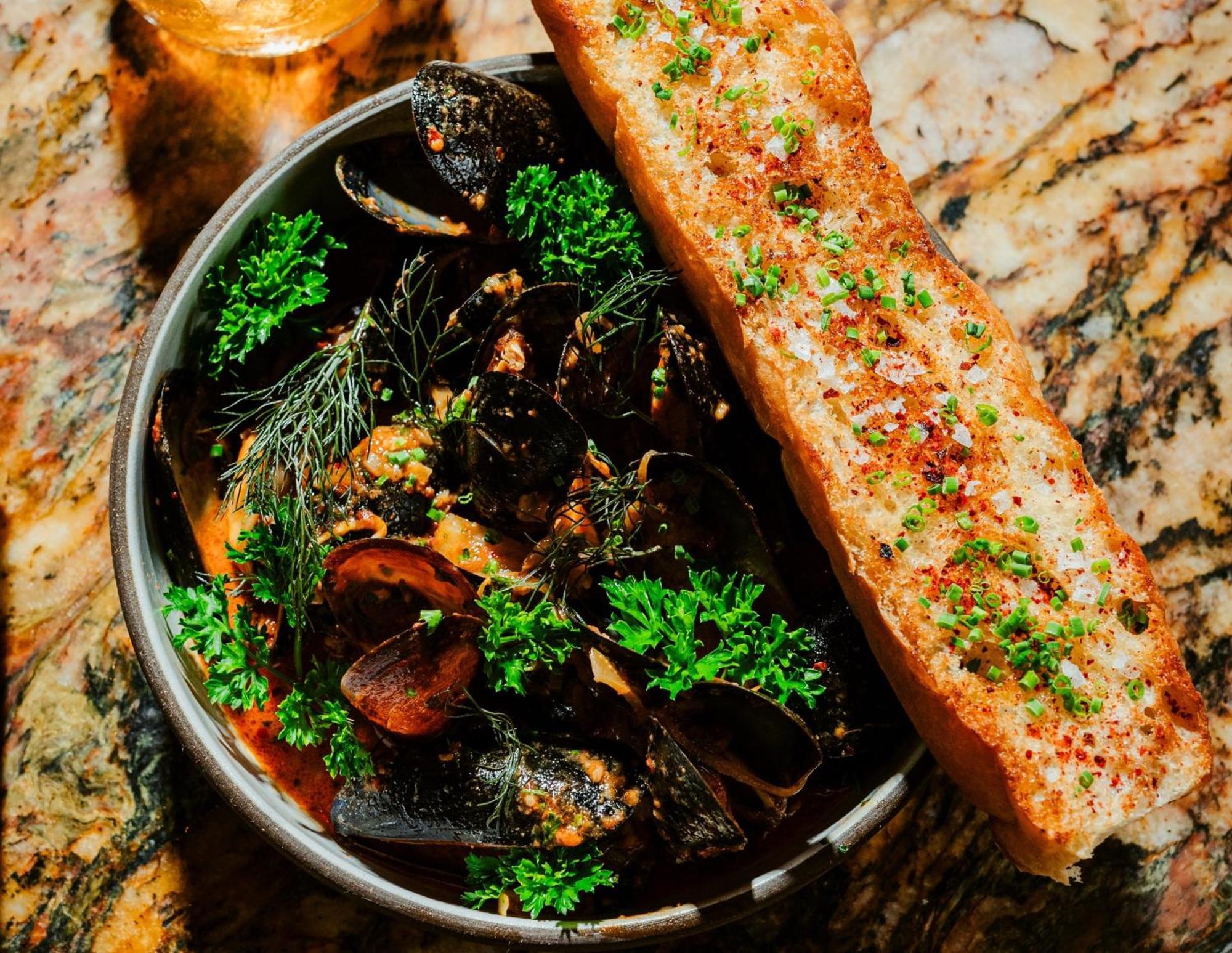 华盛顿特区真诚住宿 华盛顿哥伦比亚 外观 照片 A bowl of mussels with a slice of garlic bread