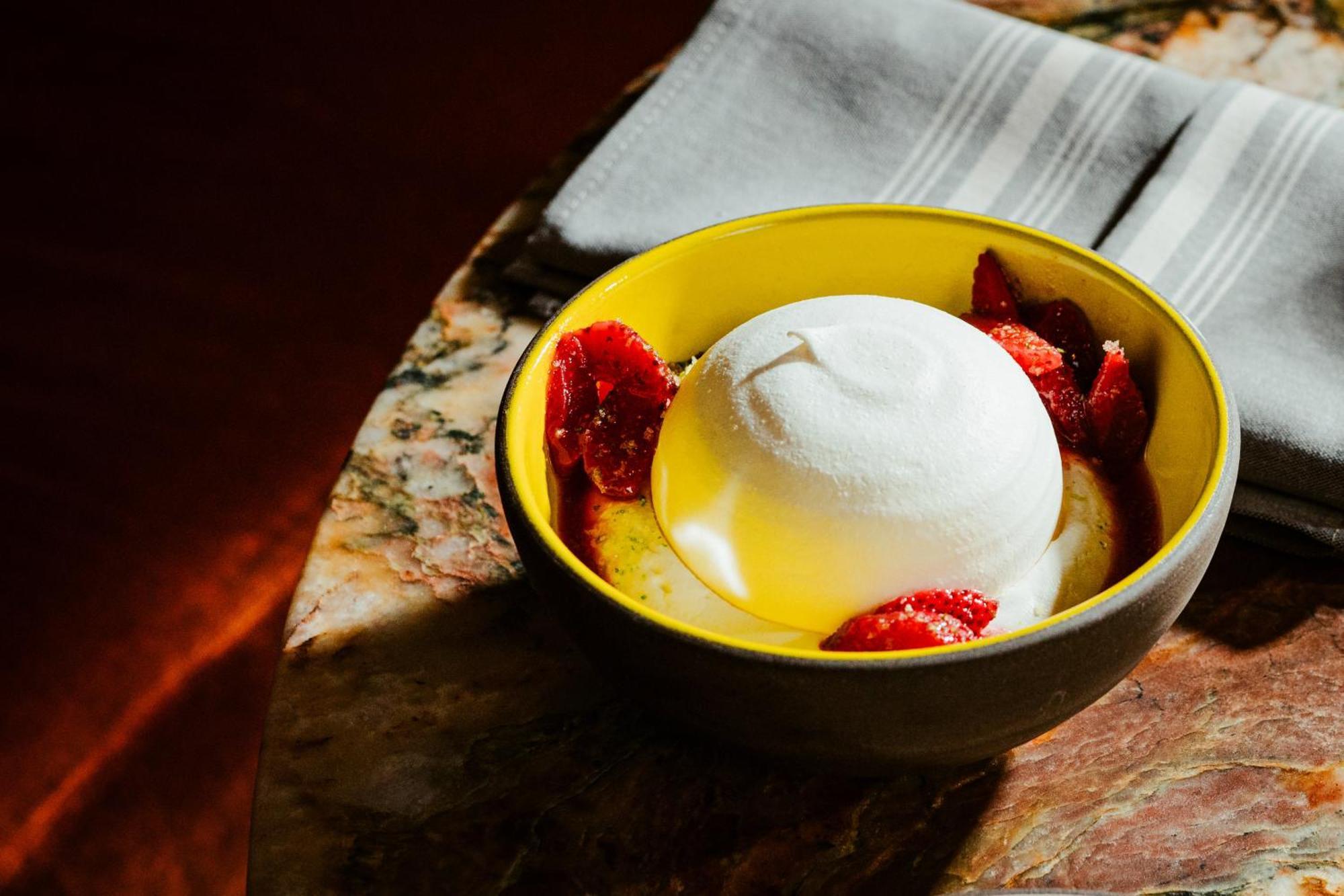 华盛顿特区真诚住宿 华盛顿哥伦比亚 外观 照片 A bowl of frozen yogurt with strawberries