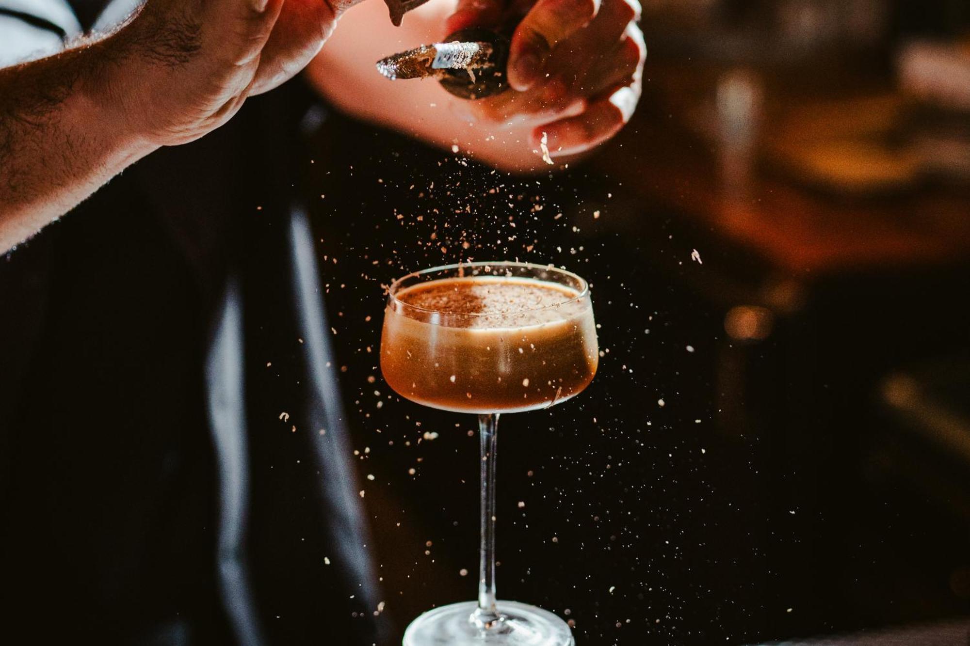 华盛顿特区真诚住宿 华盛顿哥伦比亚 外观 照片 A bartender dusting a cocktail with ground nutmeg