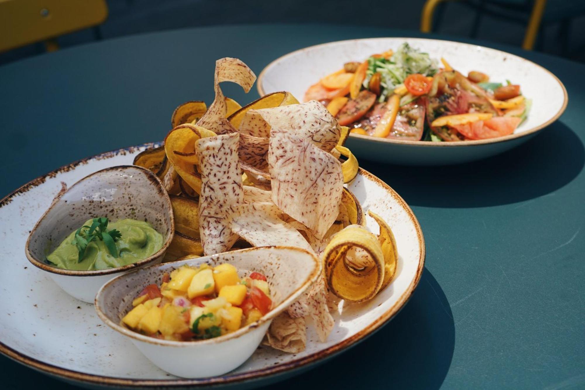 华盛顿特区真诚住宿 华盛顿哥伦比亚 外观 照片 A plate of nachos with guacamole and mango salsa